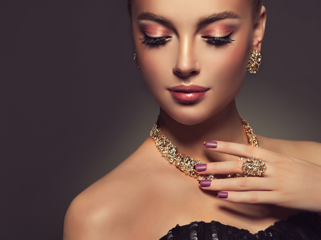 8 Jewelry Styling Tips Every Woman Should Master